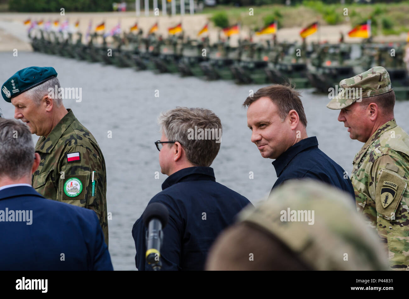 Andrzej Duda, presidente della Polonia, fa il suo modo di intraprendere rapidamente un-ponte eretto con altri illustri visitatori in Chelmno, Polonia, 13 giugno 2016. Presidente Andrzej Duda visitato Chelmno per guardare una dimostrazione militare e offrire un discorso su esercizio Anakonda 2016. Il polacco-led esercizio è un collettivo sforzo di formazione per rafforzare l'interoperabilità e rafforzare i legami tra le nazioni alleate e partner, collettivo per garantire la pace e la sicurezza nella regione. Foto Stock