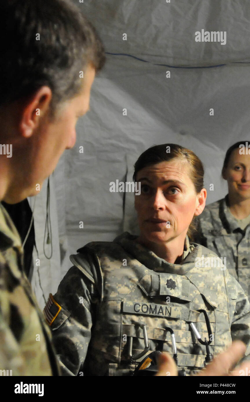 Il Mag. Gen. Mark Palzer, comandante della 79th supporto comando di supporto, parla con Lt. Col. Jelora Coman, comandante del 732nd lottare contro il supporto del battaglione di supporto, Wisconsin Guardia Nazionale, nel corso di un sondaggio del sito, 10 giugno a Torun, Polonia, come parte di Anakonda 2016. Anakonda 2016 è uno degli Stati Uniti Esercito dell'Europa premier multinazionale eventi di formazione, che dispone di 24 nazioni e cerca di treno, esercizio e integrare nazionale polacca di strutture di comando e delle forze in un allied, comune e ambiente multinazionale. Foto Stock