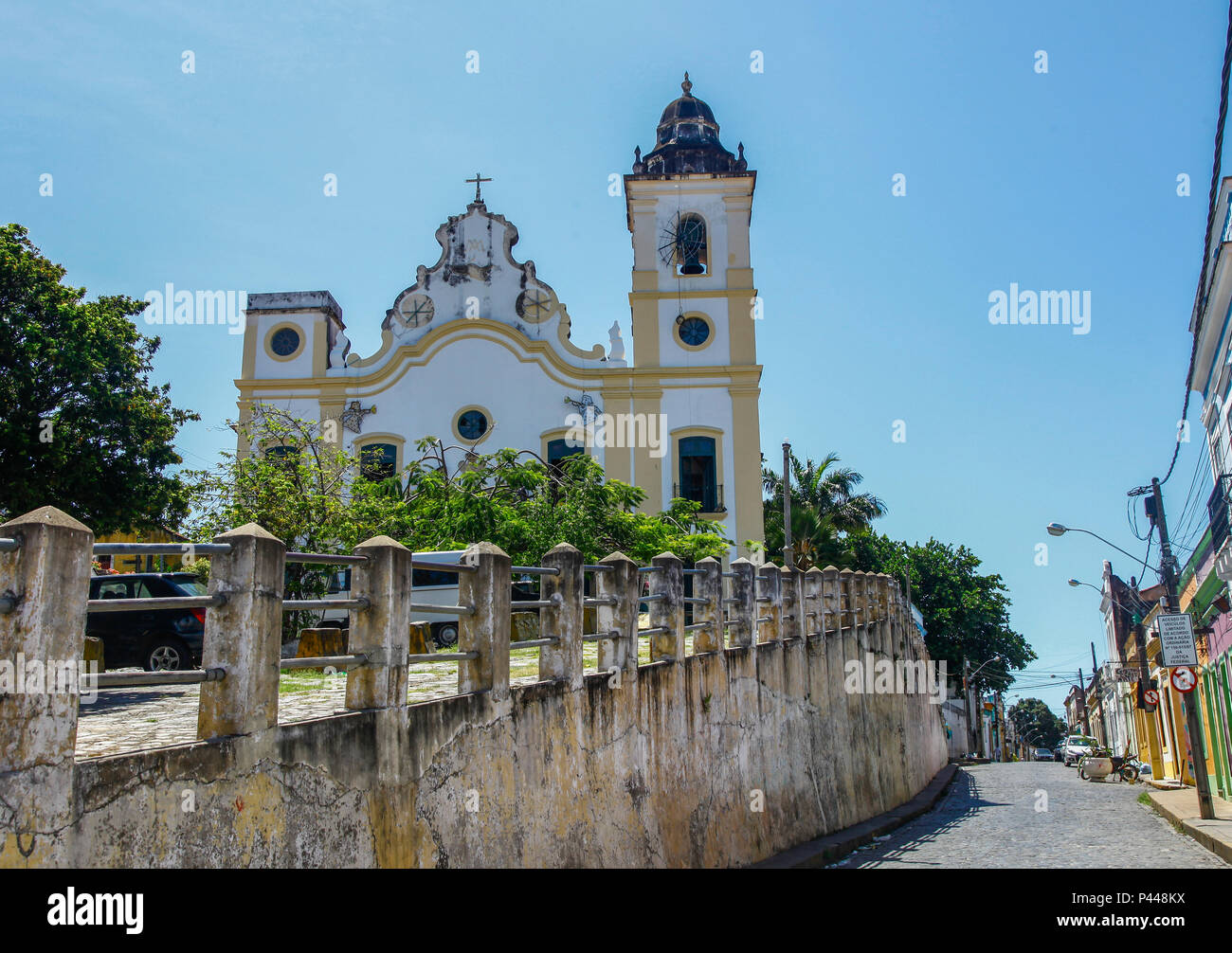 Situada no Largo do Amparo, un Igreja de Nossa Senhora do Amparo foi construÃ-da em 1613 pela Irmandade de Nossa Senhora do Amparo dos Homens Pardos. Menos de duas dÃ©cadas depois de construÃ-da, a Igreja destruÃ-da foi, parcialmente, por um incÃªndio causado pelos holandeses em 1631. Em 1644, a Igreja foi reedificada. Olinda/PE, Brasil 12/11/2013. Foto: Carlos Ezequiel Vannoni/Fotoarena Foto Stock