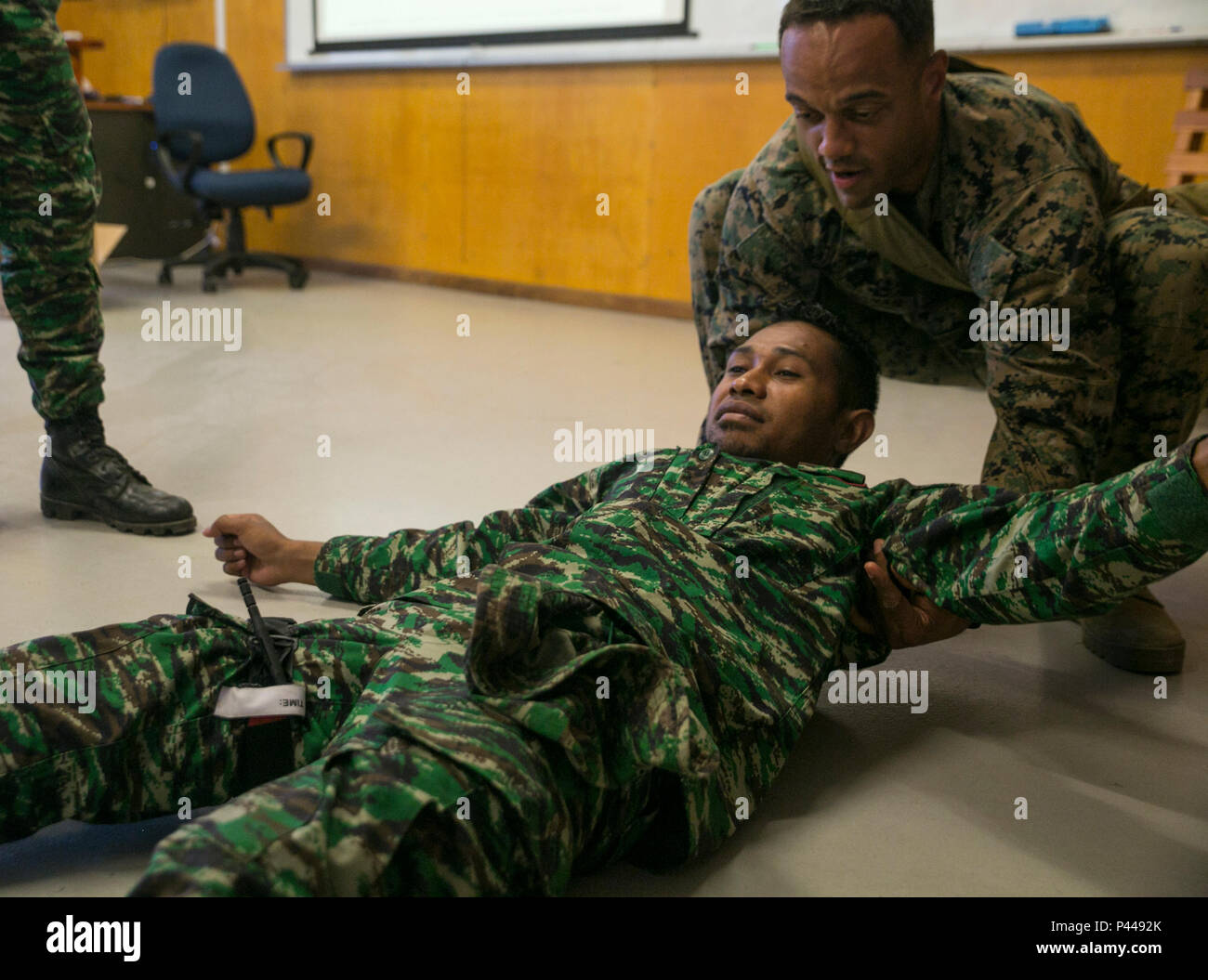Petty Officer di 2a classe di Corey J. Buchanan (destra) dimostra come trattare la gamba ferita, con Emorragia arteriosa, durante un combattimento classe salvavita, Giugno 9, 2016 come parte di esercizio Crocodilo 16, durante la Task Force Koa Moana è la distribuzione in treno con più nazioni nella regione Asia-Pacifico. Il corso fornisce le tecniche salvavita per essere applicati a pazienti feriti durante il combattimento. Esercizio Crocodilo è un multi-nazionale, bilaterale di esercizio progettata per aumentare l'interoperabilità e relazioni mediante la condivisione di fanteria, ingegneria, combattere salvavita e applicazione della legge delle competenze. Buchanan, da kingsville texas Foto Stock