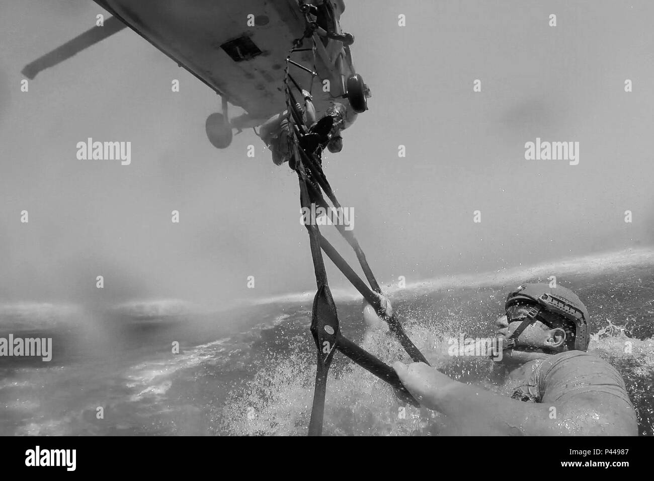 160607-N-WB378-034 GOLFO ARABICO (Giugno 7, 2016) - L'eliminazione degli ordigni esplosivi tecnico 2a classe Nickolas Kisselman, assegnato al comandante del gruppo di attività (CTG) 56.1, detiene una scaletta mentre il suo compagno di squadra si arrampica verso un MH-60S Seahawk elicottero durante il cast e la formazione di recupero. CTG 56.1 conduce contromisure mine, l'eliminazione degli ordigni esplosivi, recupero immersioni subacquee e forzare le operazioni di protezione in tutti gli Stati Uniti Quinta Flotta area di responsabilità. (U.S. Navy combattere la foto della telecamera tramite la comunicazione di massa Specialist 1a classe Blake mezzanotte/rilasciato) Foto Stock