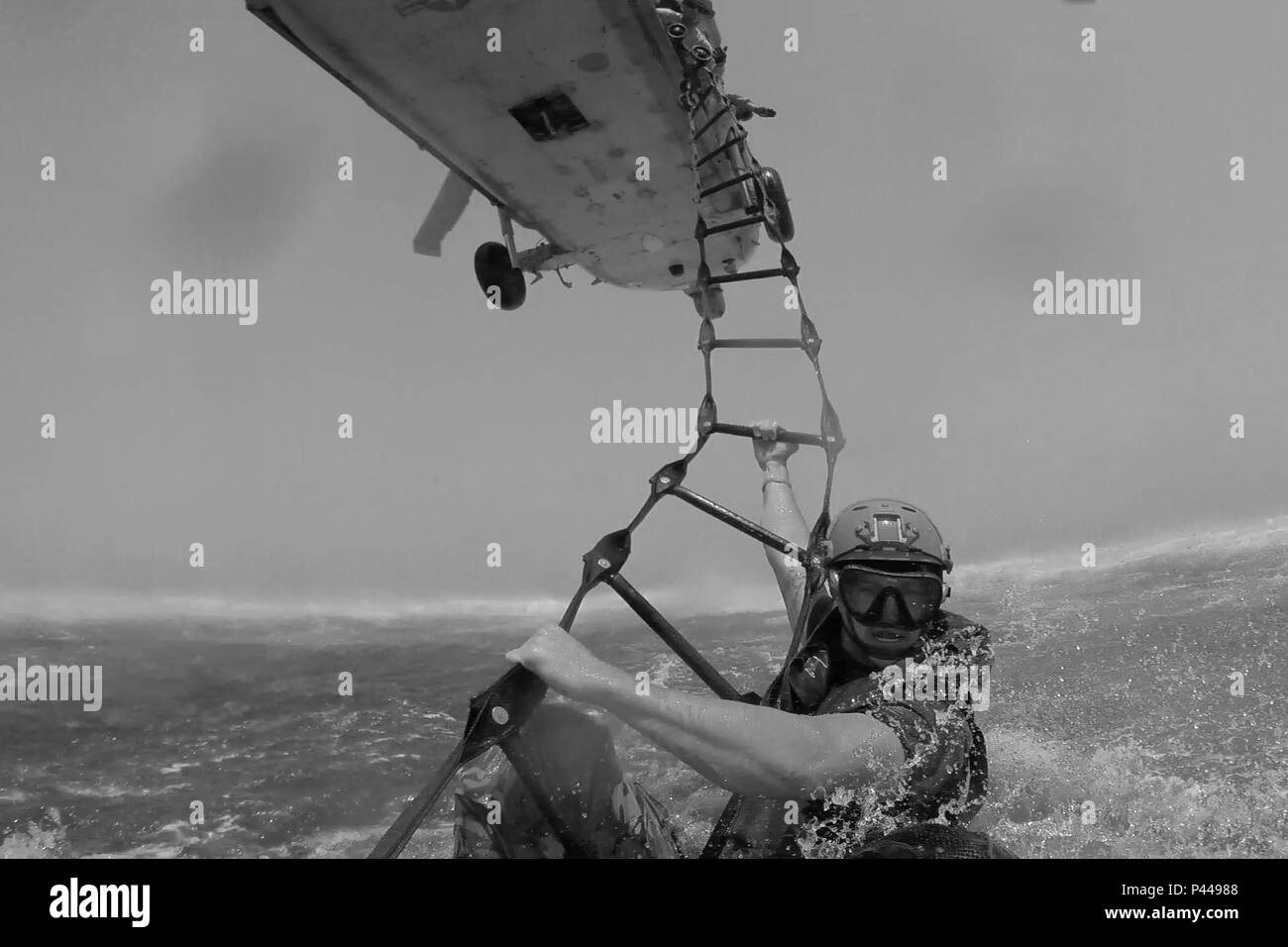 160607-N-WB378-038 GOLFO ARABICO (Giugno 7, 2016) - Lt. Pietro Zaccaria, assegnato al comandante del gruppo di attività (CTG) 56.1, sale una scala verso un MH-60S Seahawk elicottero durante il cast e la formazione di recupero. CTG 56.1 conduce contromisure mine, l'eliminazione degli ordigni esplosivi, recupero immersioni subacquee e forzare le operazioni di protezione in tutti gli Stati Uniti Quinta Flotta area di responsabilità. (U.S. Navy combattere la foto della telecamera tramite la comunicazione di massa Specialist 1a classe Blake mezzanotte/rilasciato) Foto Stock