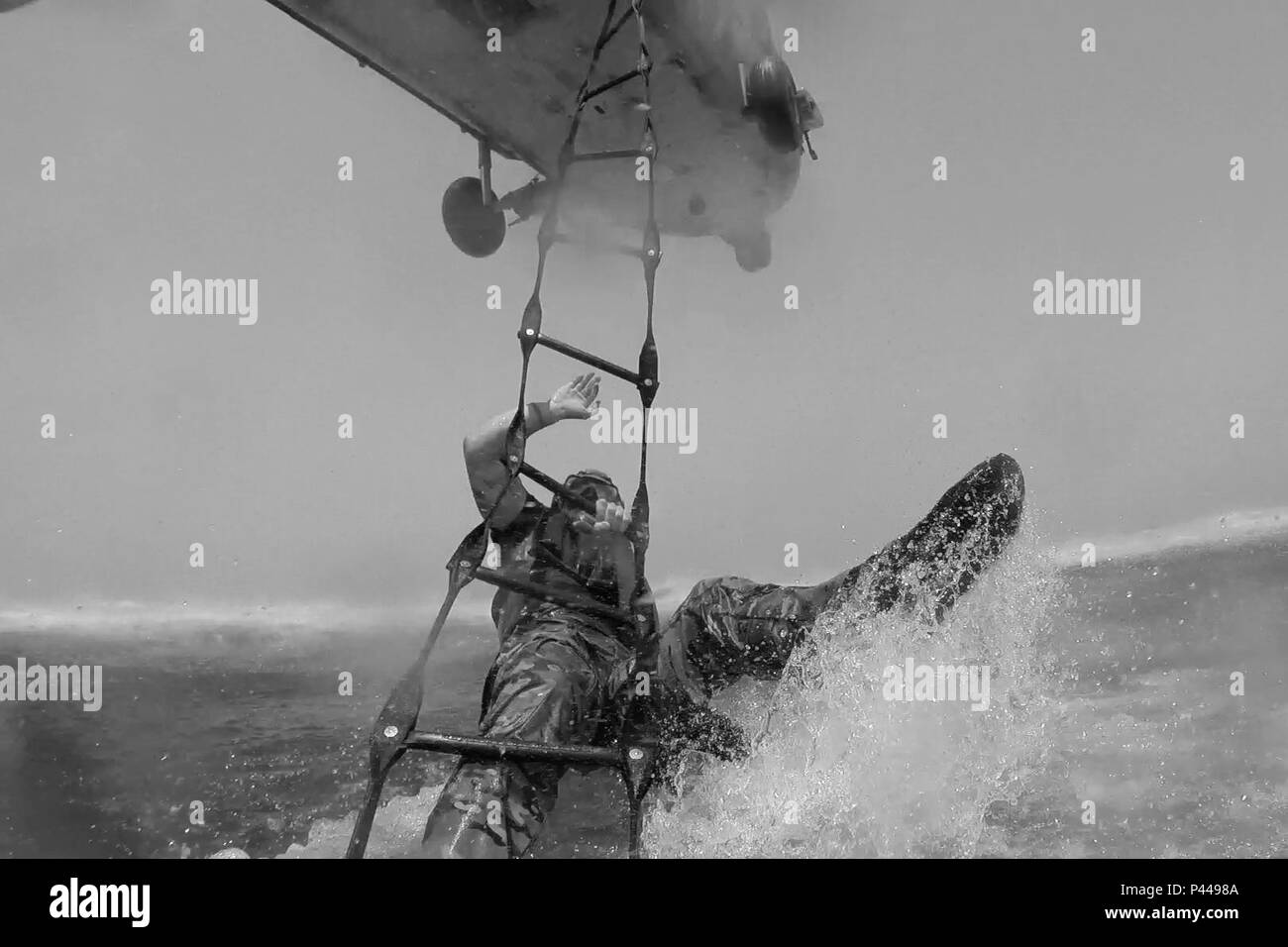 160607-N-WB378-042 GOLFO ARABICO (Giugno 7, 2016) - Lt. Pietro Zaccaria, assegnato al comandante del gruppo di attività (CTG) 56.1, sale una scala verso un MH-60S Seahawk elicottero durante il cast e la formazione di recupero. CTG 56.1 conduce contromisure mine, l'eliminazione degli ordigni esplosivi, recupero immersioni subacquee e forzare le operazioni di protezione in tutti gli Stati Uniti Quinta Flotta area di responsabilità. (U.S. Navy combattere la foto della telecamera tramite la comunicazione di massa Specialist 1a classe Blake mezzanotte/rilasciato) Foto Stock