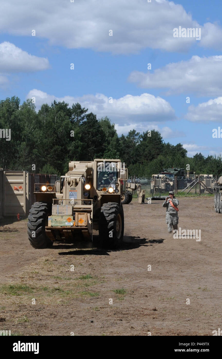 Spc. Rosalia Garcia, con la 592nd Ordnance Company, dirige un militare durante il carrello elevatore a forche Anakonda 2016, 11 giugno in Chełmno, Polonia. Anakonda 2016 è uno degli Stati Uniti Esercito dell'Europa premier multinazionale eventi di formazione, che dispone di 24 nazioni e cerca di treno, esercizio e integrare nazionale polacca di strutture di comando e delle forze in un allied, comune e ambiente multinazionale. Foto Stock