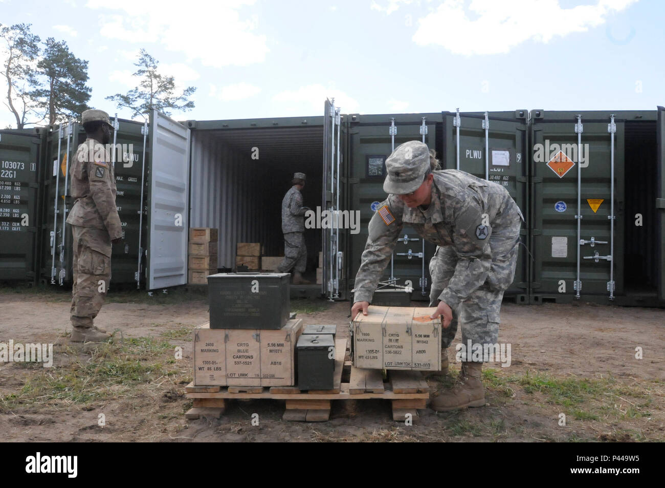 Spc. Rosalia Garcia, con la 592nd Ordnance Company, sposta le scatole di munizioni durante Anakonda 2016, 11 giugno in Chełmno, Polonia. Anakonda 2016 è uno degli Stati Uniti Esercito dell'Europa premier multinazionale eventi di formazione, che dispone di 24 nazioni e cerca di treno, esercizio e integrare nazionale polacca di strutture di comando e delle forze in un allied, comune e ambiente multinazionale. Foto Stock