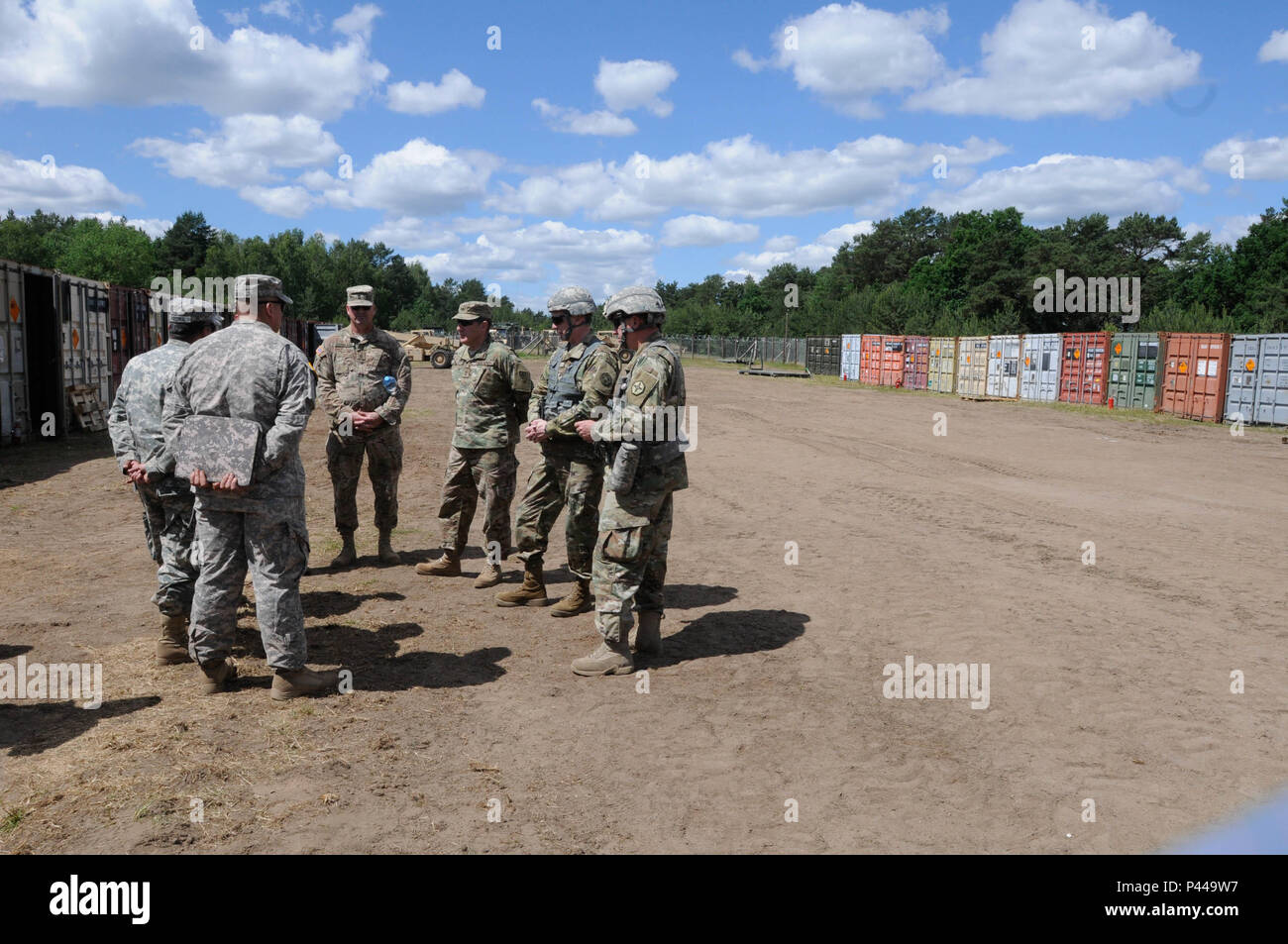 Il Mag. Gen. Mark Palzer, comandante della 79th supporto comando di supporto, e Briga. Gen. Gregory J. Mosser, comandante della 364 Expeditionary Supporto comando, parlare con i leader del 592nd Ordnance Company, nel corso di un sondaggio del sito, 11 giugno in Chełmno, Polonia, come parte di Anakonda 2016. Anakonda 2016 è uno degli Stati Uniti Esercito dell'Europa premier multinazionale eventi di formazione, che dispone di 24 nazioni e cerca di treno, esercizio e integrare nazionale polacca di strutture di comando e delle forze in un allied, comune e ambiente multinazionale. Foto Stock