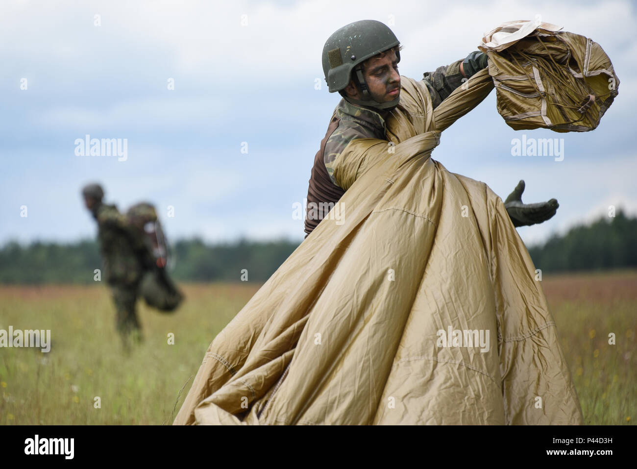 Un esercito Olandese paracadutista pack il suo paracadute dopo il salto in bunker nella zona di caduta in corrispondenza di Grafenwoehr, Germania, 15 giugno 2016, durante l'esercizio Risposta rapida 16. Esercizio risposta rapida è uno dei premier militari di risposta alle crisi eventi di formazione per multi-nazionale Airborne Forces nel mondo. Questo esercizio è progettato per ottimizzare la disponibilità del nucleo di combattimento di U.S. Global Response Force - attualmente l'ottantaduesima Airborne Division del primo Brigade Combat Team - per condurre a risposta rapida, joint-ingresso forzato e seguire-sulle operazioni a fianco di Allied ad alta disponibilità forze in Europa. Risposta rapida Foto Stock