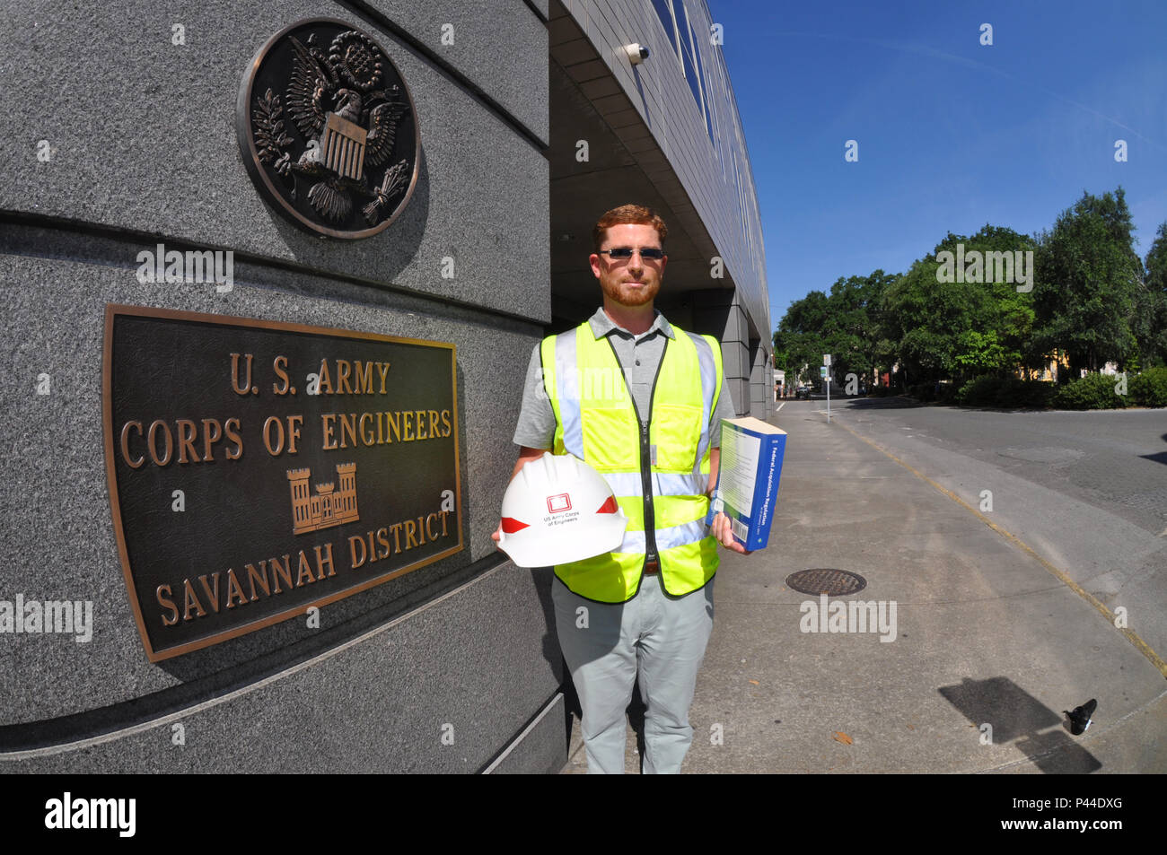 Contrassegnare Hiscox, studente a Auburn University della costruzione del programma di gestione e specialista del contraente presso il distretto di Savannah, visualizza parti e di strumenti di costruzione del commercio in sede di distretto Giugno 15, 2016. Hiscox è uno dei più di 60 dipendenti del distretto che sono già iscritti al grado-aggiudicazione programma promosso a ricomporre le informazioni e comunicazione inadeguata tra costruzione e specialisti di contraenti. Il programma combina pratica e costruzione professionale istruzione principi per i professionisti in viaggio di lavoro. Esso inoltre si concentra su olistico di comunità di pratica per gli studenti wh Foto Stock