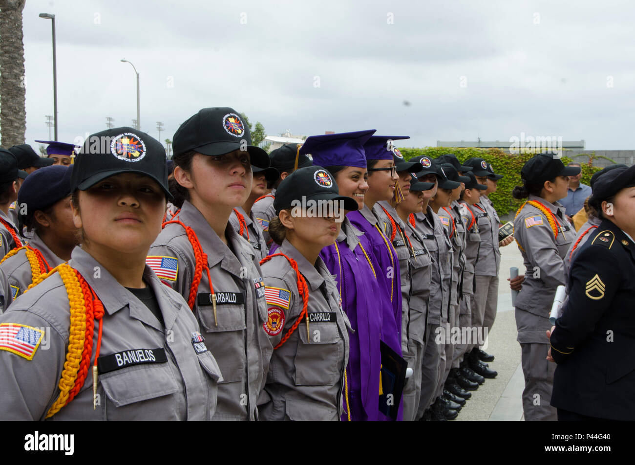 Cinquanta-tre studentesse line up per l'ultima volta come Sunburst sfida giovanile cadetti dell'Accademia il 11 giugno, il giorno della loro laurea da 22-Settimana programma residenziale per giovani a rischio. I cadetti subito un intenso programma di accademici, fitness e disciplina alla protezione nazionale della California's forze congiunte Training Base Los Alamitos per saperne di competenze per la vita che beneficeranno in futuro. Foto Stock
