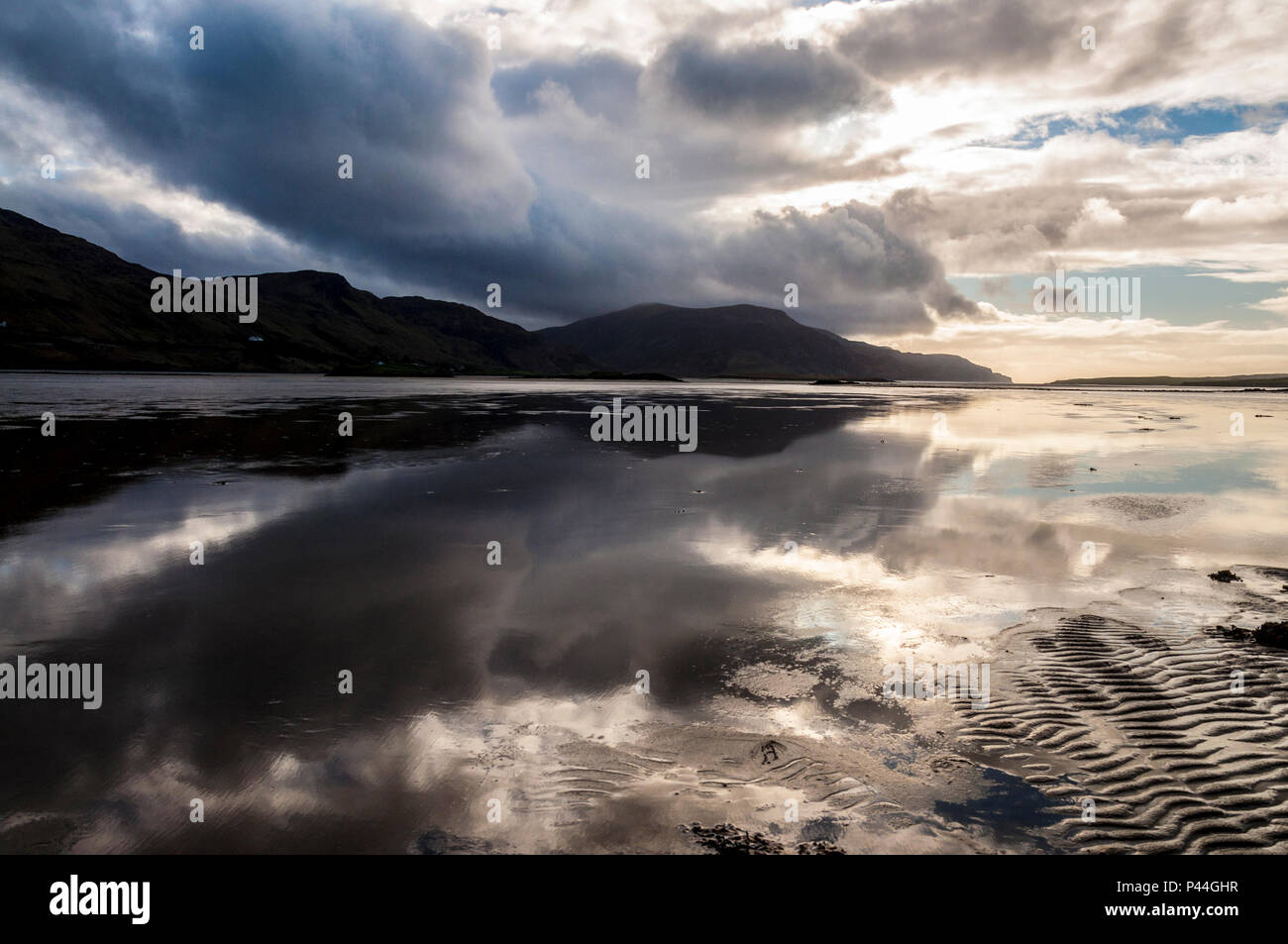 La bassa marea, Atlantica selvaggia costa modo nella Contea di Donegal Irlanda Foto Stock
