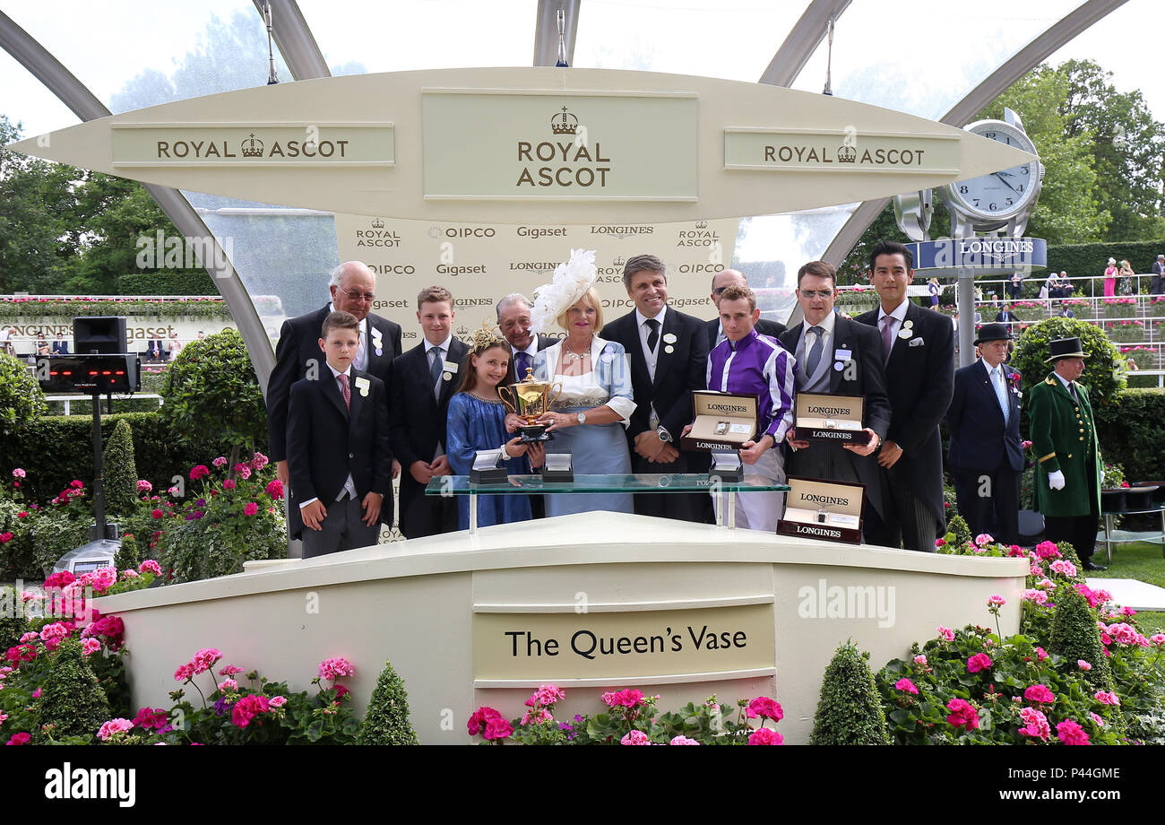 I proprietari e i formatori del cavallo di Kew Gardens sono presentati con il Queen's vaso durante il giorno due di Royal Ascot a Ascot Racecourse. Foto Stock