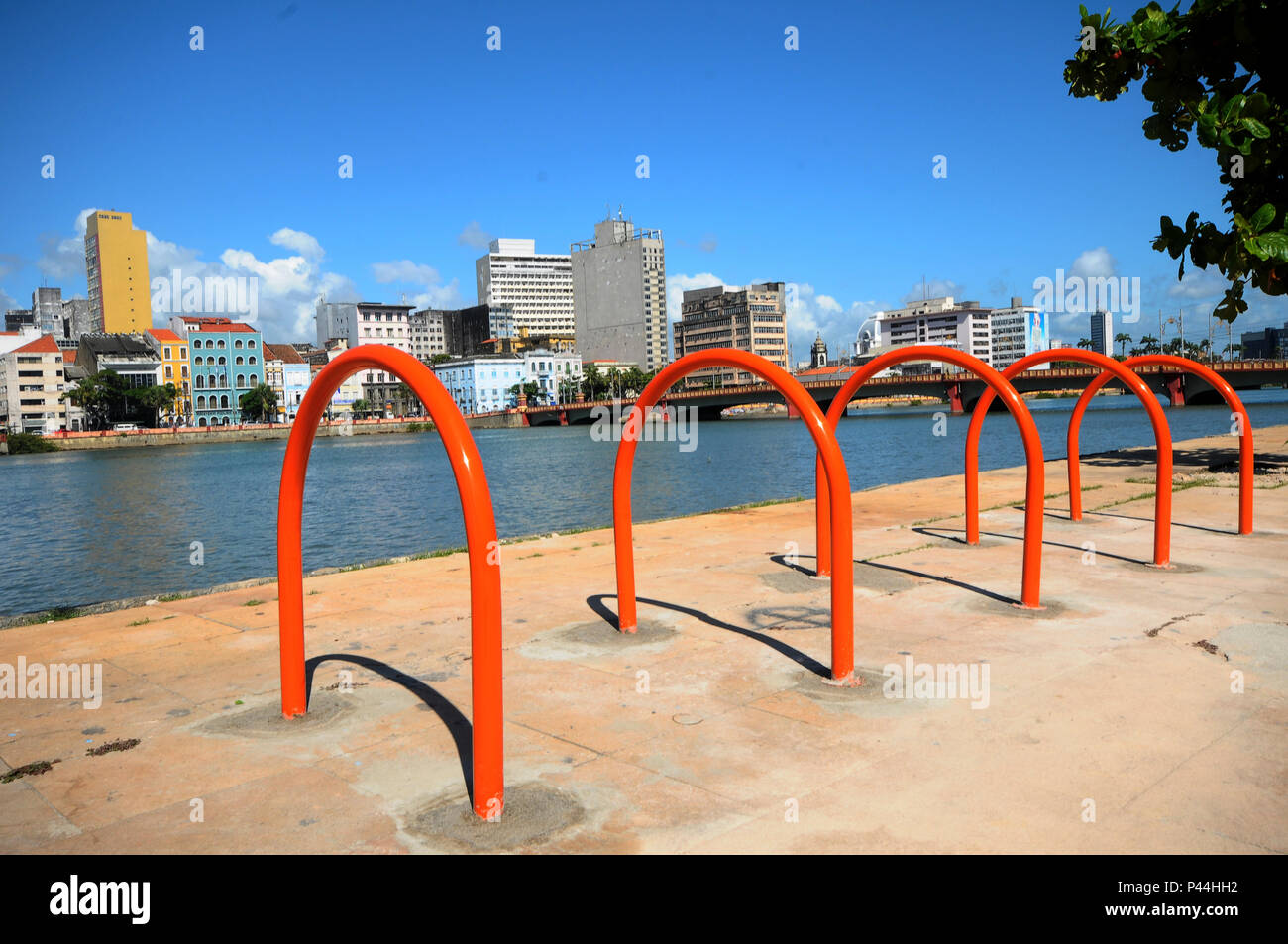 Os ciclistas vÃ£o poder contar com 16 bicicletÃ¡rios espalhados em pontos estratÃ©gicos da Cidade do Recife. BicicletÃ cada¡rio comporta atÃ© dez bicicletas. Os bicicletÃ¡rios foram instalados nos seguintes pontos: doi no Cais da AlfÃ¢ndega, dois no Parque 13 de Maio, um na Rua da Aurora na Boa Vista, um na PraÃ§un das Cinco Pontas (no Bairro de SÃ£o JosÃ©, um na PraÃ§a SÃ©rgio Loreto, dois na Lagoa do AraÃ§Ã¡, dois no Parque da Jaqueira, dois no SÃ-tio Trindade, um na PraÃ§a de Boa Viagem e dois no Parque Dona Lindu. Cais do alfÃ¢ndega Bairo do Recife-PE, Brasil.25/11/2013.Foto: JoÃ£o Carlos Foto Stock