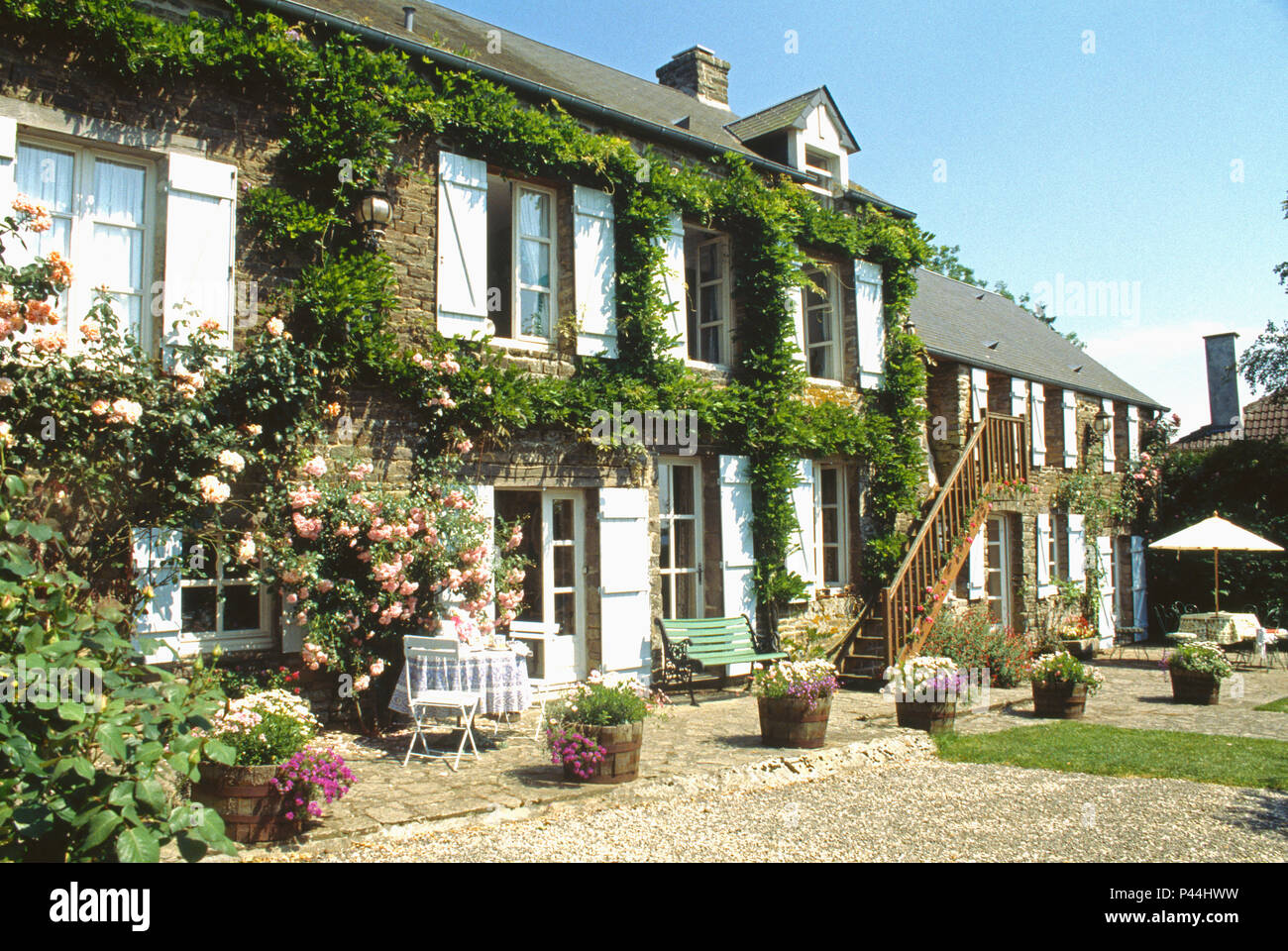 Lesterno Di Una Casa Francese Di Campagna Con Persiane Di