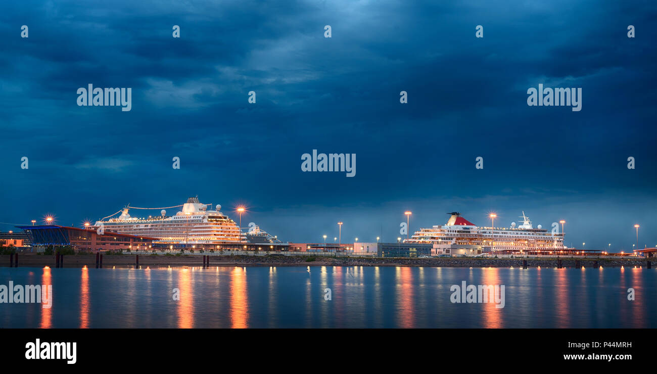Il lusso di navi da crociera al porto di mare vista notturna. Due grandi navi passeggeri al porto di San Pietroburgo, Russia Foto Stock