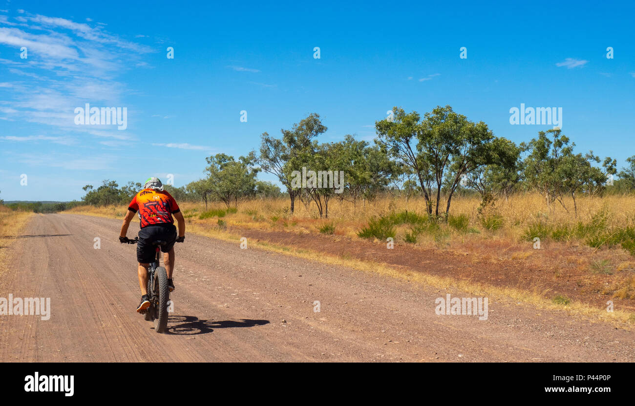 Gibb Challenge 2018 un ciclista in jersey e bib a cavallo di un fatbike su strada sterrata Gibb River Road Kimberley Australia Foto Stock