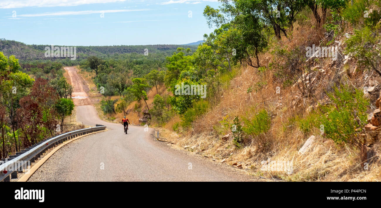 Gibb Challenge 2018 un ciclista in jersey e bib a cavallo di un fatbike sulla Gibb River Road Kimberley Australia Foto Stock