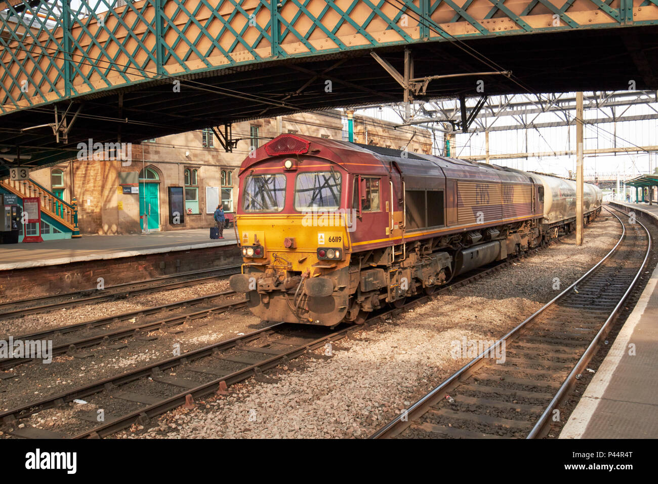 EWS diesel locomotiva elettrica treno merci passando per Carlisle ferrovia stazione ferroviaria Carlisle Cumbria Inghilterra REGNO UNITO Foto Stock