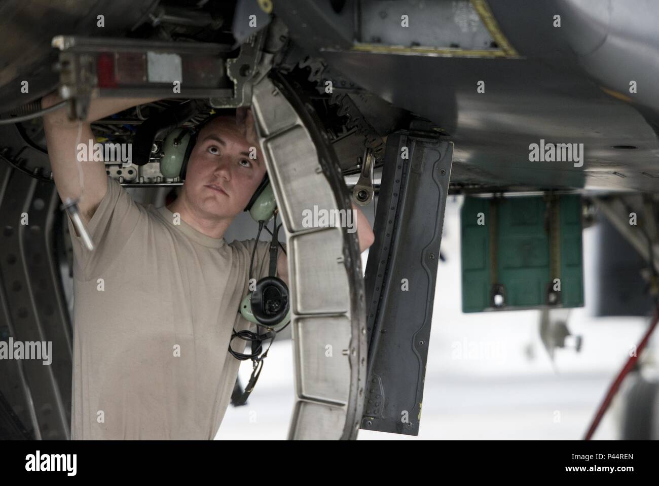 Stati Uniti Air Force Airman 1. Classe Collin Blackburn, una propulsione aerospaziale artigiano assegnato alla 494th Manutenzione aeromobili unità della Royal Air Force Lakenheath, Inghilterra, fissa un motore in posizione su di un F-15E Strike Eagle dual-ruolo di aerei da combattimento Giugno 8, 2016 durante la bandiera rossa-Alaska (RF-A) 16-2 a Eielson Air Force Base in Alaska. RF-A è un Pacific Air Forces commander-campo diretto esercizio di addestramento per gli Stati Uniti e le forze alleate, fornendo offensiva congiunta contro-aria, interdizione aria vicino il supporto e la grande forza della formazione professionale in un combattimento simulato l'ambiente. (U.S. Air Force Foto Stock