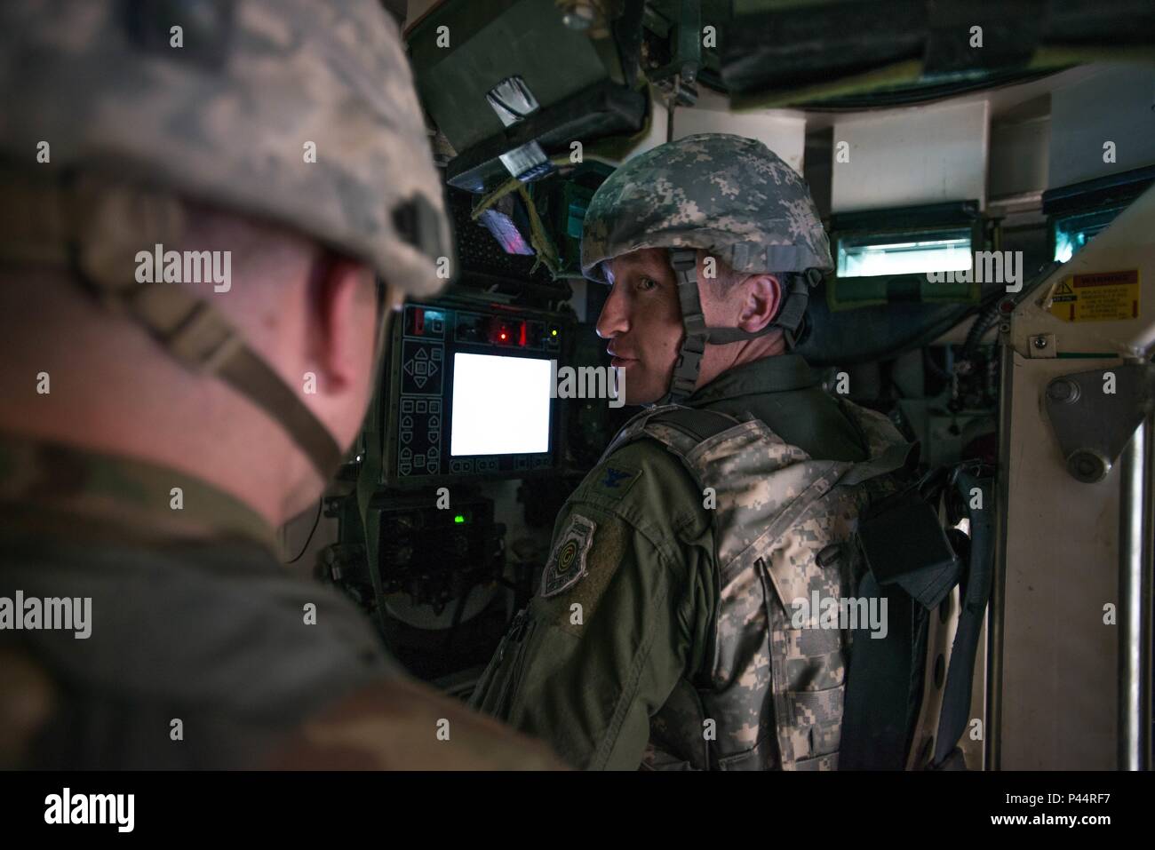 Un colonnello della Virginia Air National Guard gestisce la stazione di tiro a distanza all'interno di un veicolo da combattimento M1126 Stryker presso il Joint Pacific Alaska Range Complex durante Red Flag-Alaska 16-2 l'8 giugno 2016. RF-A integra gli Stati Uniti, la coalizione e le forze alleate in una formazione congiunta multilaterale da basi operative avanzate simulate, migliorando l'interoperabilità, la preparazione al combattimento e il coordinamento operativo. Foto Stock