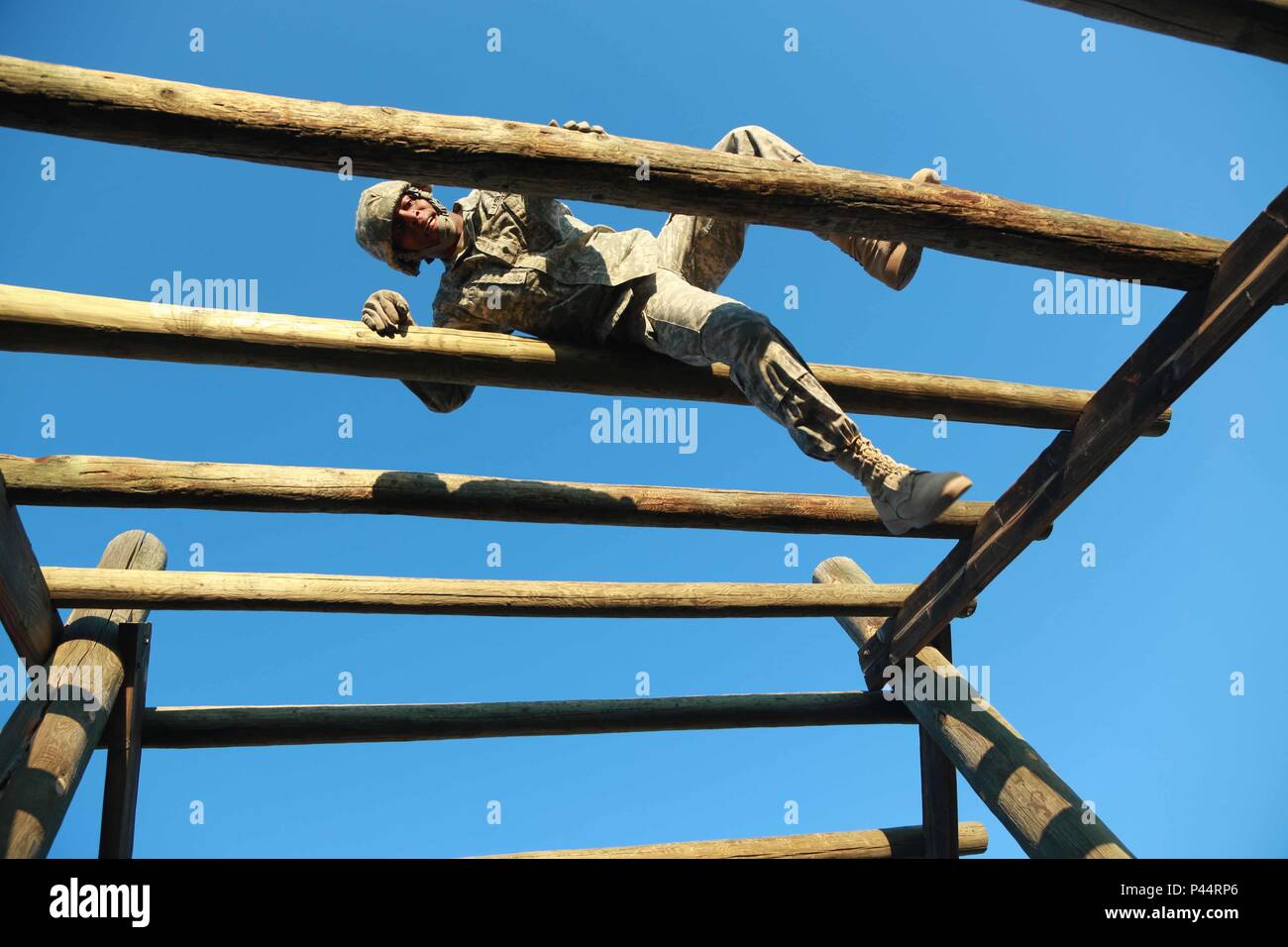 Stati Uniti Army Spc. Justin Fleming assegnato alla società di sede negozia un ostacolo durante un ostacolo corso evento che fa parte della rete Enterprise Technology Command () NETCOM guerriero migliore concorrenza a Fort Huachuca, AZ, Giugno 13, 2016. La concorrenza è una estenuante giro evento che esegue il test di abilità, conoscenze e professionalità di dieci guerrieri che rappresentano i 5 comandi all'interno di Netcom. (U.S. Foto dell'esercito da Staff Sgt. Kwadwo Frimpong/rilasciato) Foto Stock