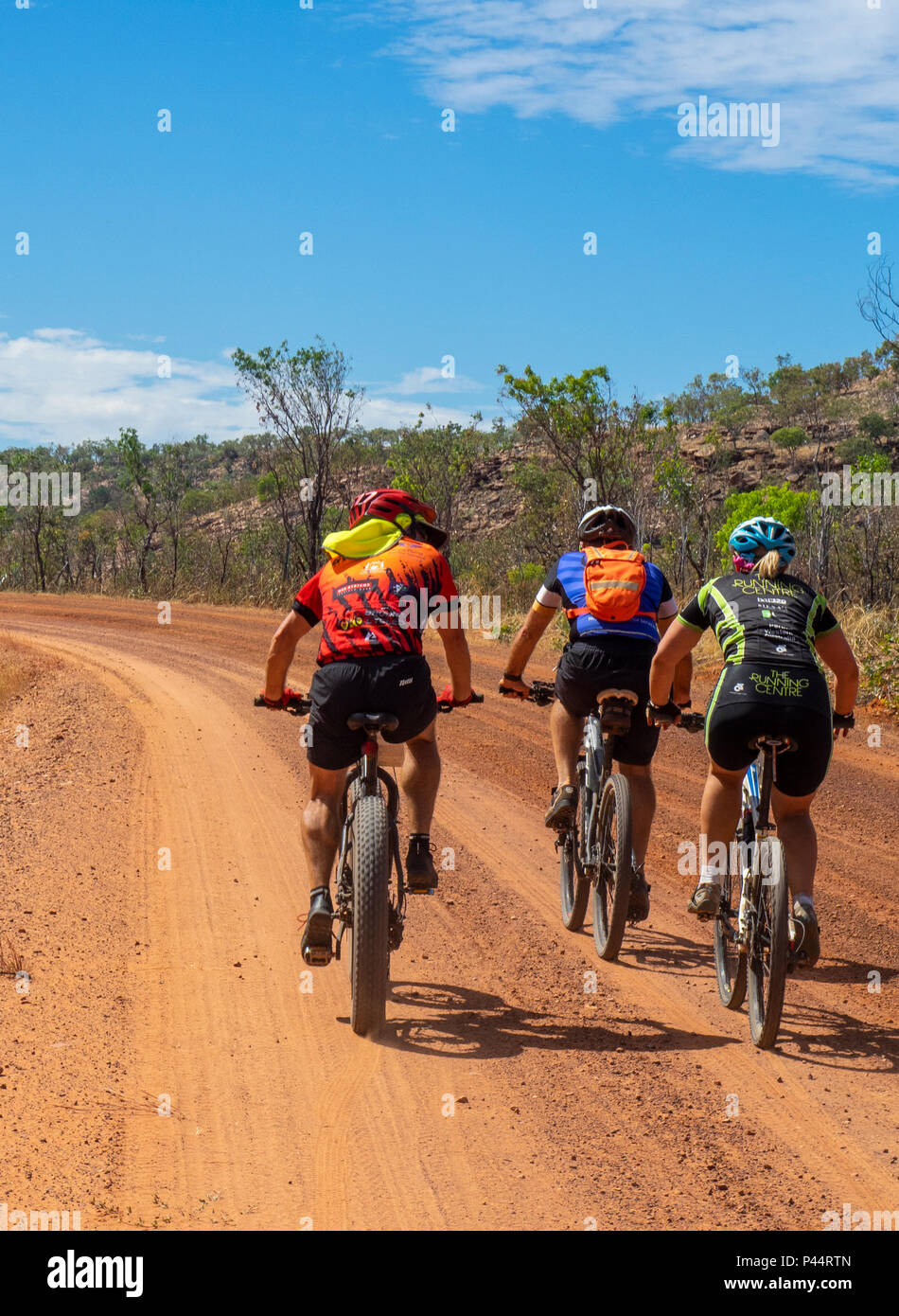 Gibb Challenge 2018 i ciclisti in jersey e bib a cavallo di un fatbike e mountain bike su strada sterrata Gibb River Road Kimberley Australia Foto Stock
