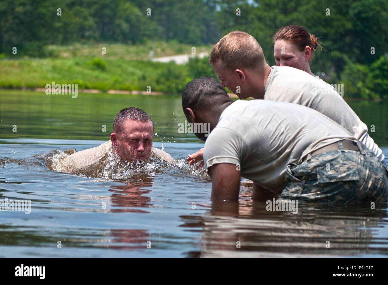 Stati Uniti La riserva di esercito di trattamento acqua di specialisti, con il 810th Quartermaster Company, basato fuori Maineville, Oh., proteggere la pompa dell'acqua per la loro tattica di sistema di purificazione di acqua (TWPS) durante l annuale Quartermaster Logistica liquido di esercizio (QLLEX) a Fort Bragg, N.C., 14 giugno 2016. (U.S. Foto dell'esercito da Staff Sgt. Dalton Smith/rilasciato) Foto Stock