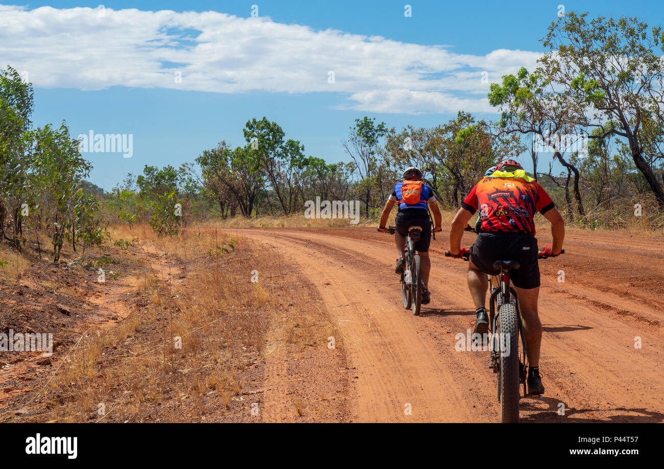 Gibb Challenge 2018 i ciclisti in jersey e bib a cavallo di un fatbike e una mountain bike su strada sterrata Gibb River Road Kimberley Australia Foto Stock