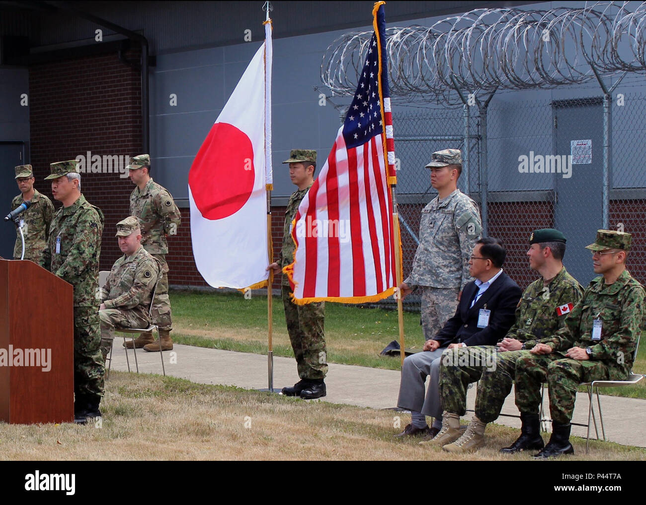 Giappone terra Forza di Autodifesa Col. Hisanori Miyamoto, JGSDF esercito occidentale operations officer, dà commento durante la cerimonia di apertura della Yama Sakura 71 centro conferenza di pianificazione a base comune Lewis-Mccorda, Giugno 12. Yama Sakura è un annuale Giappone-Stati Uniti accordi bilaterali il comando post esercizio che migliora la stabilità regionale e la cooperazione. Questo anno ho Corps è in partnership con il JGSDF esercito occidentale. (U.S. Foto dell'esercito da Capt. Daniel denn, 5 Mobile degli affari pubblici distacco) Foto Stock