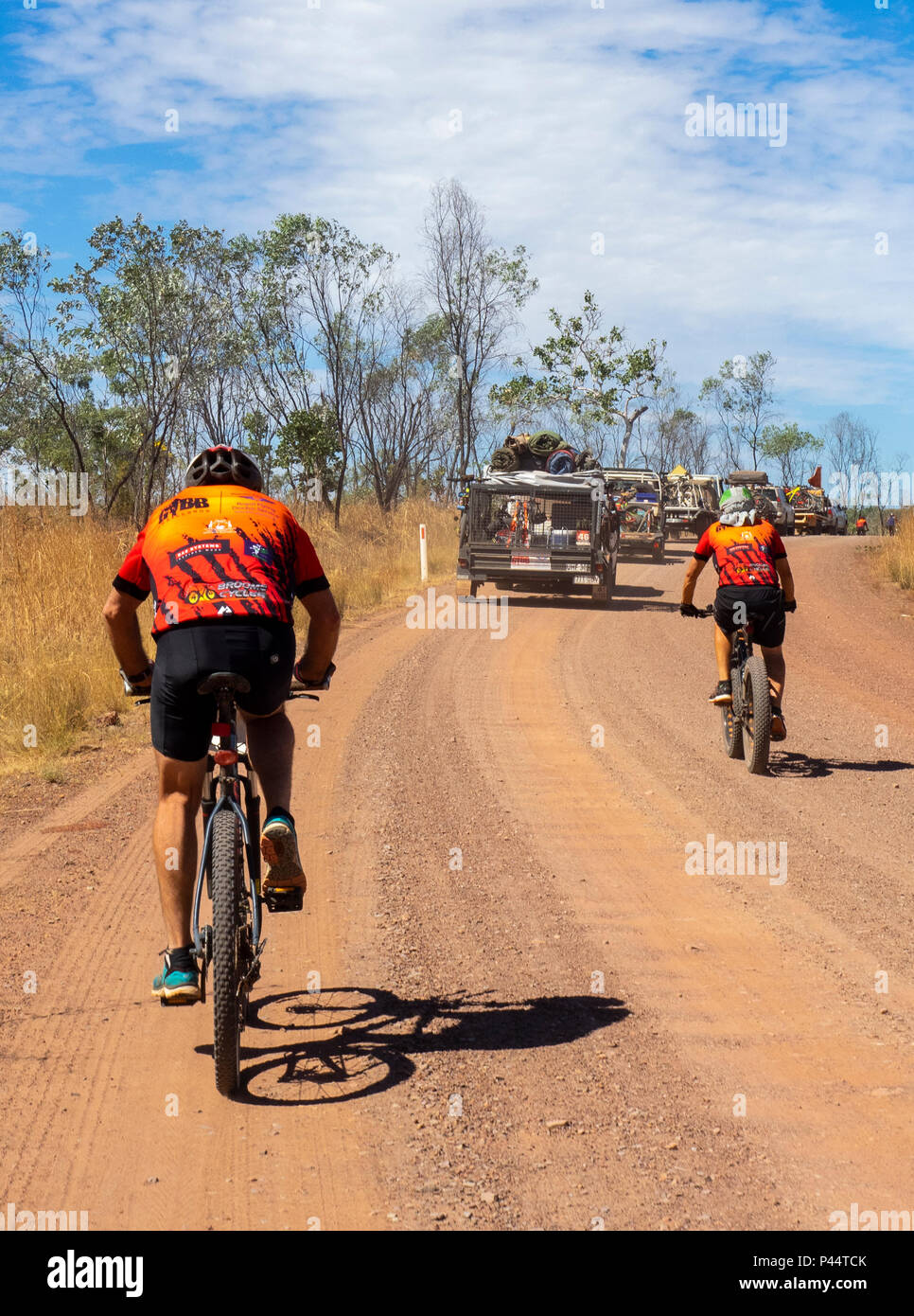 Gibb Challenge 2018 i ciclisti in jersey e bib fatbike equitazione e mountain bike convoglio veicoli 4WD su strada sterrata Gibb River Road Kimberley Australia Foto Stock