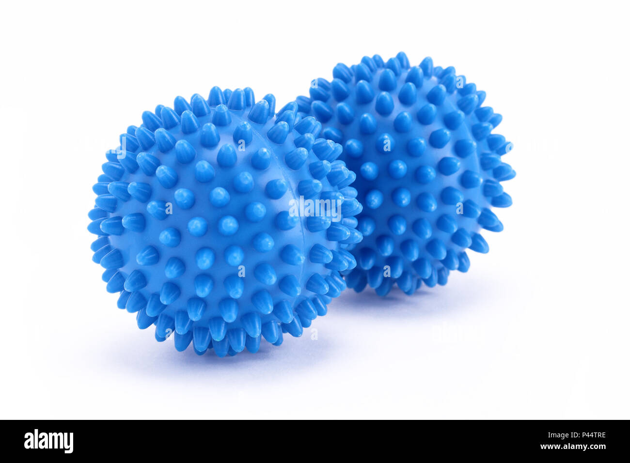 I lavori domestici, lavaggio - Due Lavanderia Blu sfere su uno sfondo bianco. Foto Stock