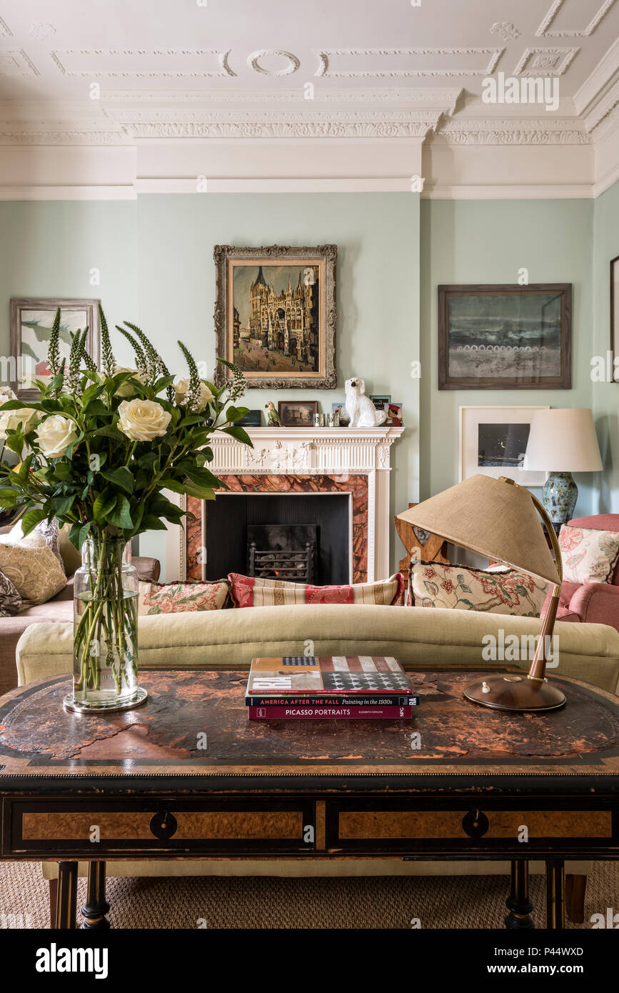 Lampada Vintage sulla tavola con incorniciato opere d'arte e libri Foto Stock