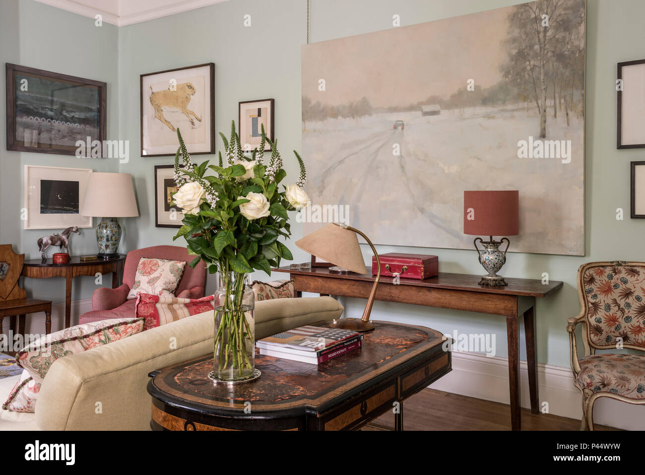 Grande Vaso di fiori sulla tavola vintage con artwork canvas Foto Stock