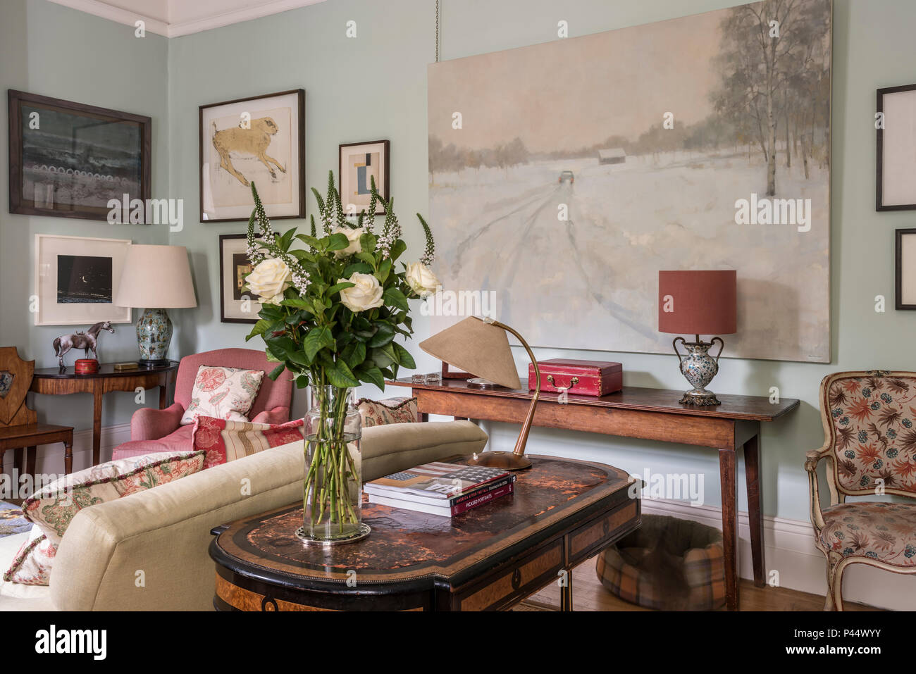 Grande Vaso di fiori sulla tavola vintage con artwork canvas Foto Stock