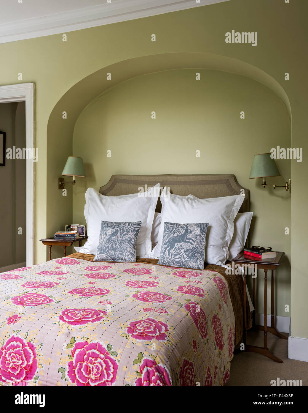 Fiori di colore rosa rivestimento imbottito e trapuntato sul letto in casa vittoriana Foto Stock