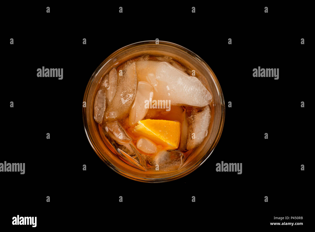 Vista superiore bicchiere di negroni cocktail decorata con gli agrumi su sfondo scuro. Foto Stock