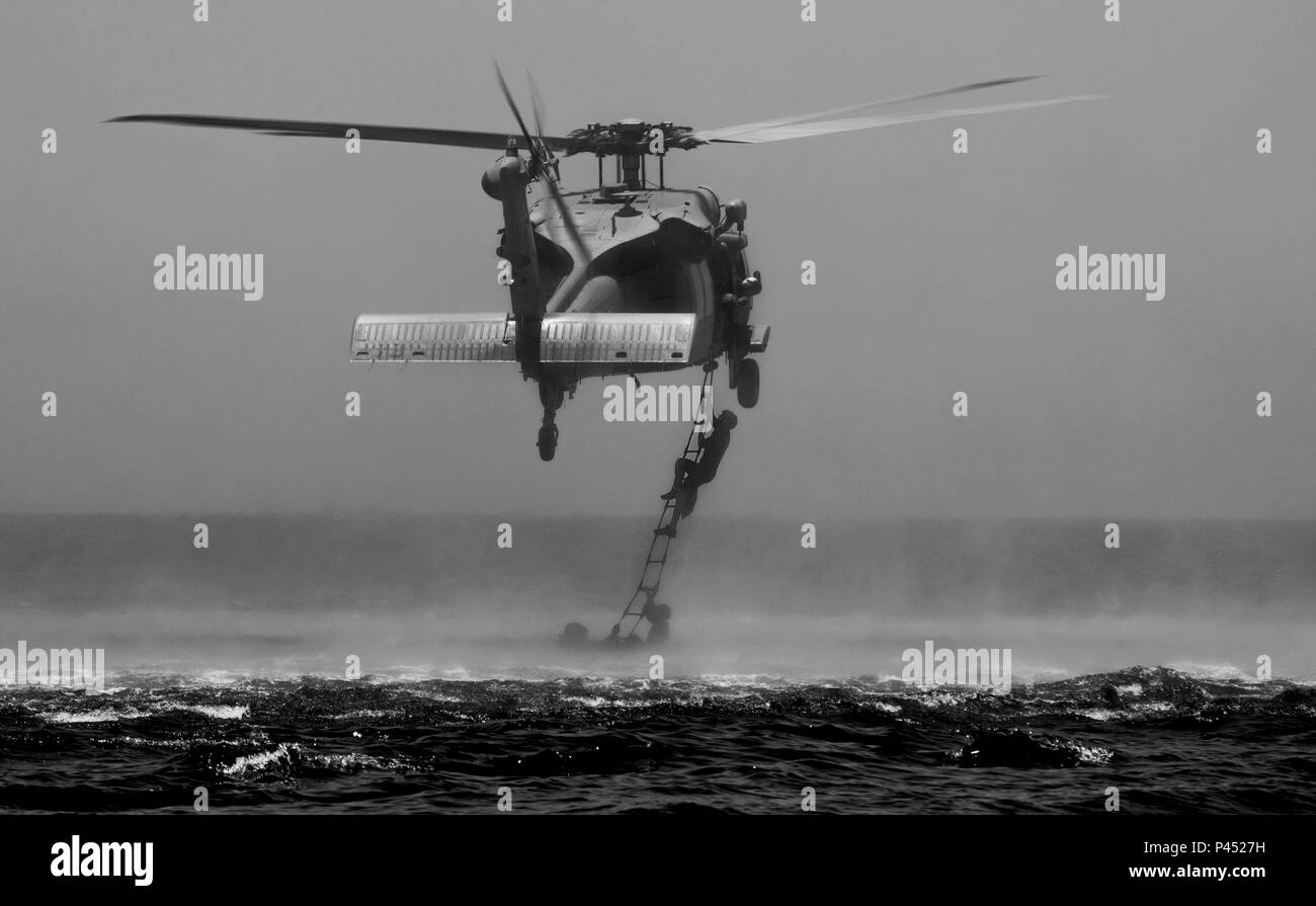 160606-N-WX059-069 GOLFO ARABICO (6 giugno 2016) l'eliminazione degli ordigni esplosivi tecnici assegnati al comandante del gruppo di attività (CTG) 56.1 condotta cast e operazioni di recupero. CTG 56.1 conduce contromisure mine, l'eliminazione degli ordigni esplosivi, recupero immersioni e forza le operazioni di protezione in tutti gli Stati Uniti Quinta Flotta area di operazioni. (U.S. Navy combattere la foto della telecamera tramite la comunicazione di massa specialista in seconda classe Sean Furey/rilasciato) Foto Stock