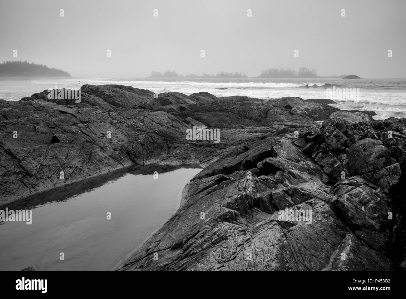 Le formazioni rocciose lungo la spiaggia, Chesterman Beach, Tofino, Isola di Vancouver, British Columbia, Canada Foto Stock