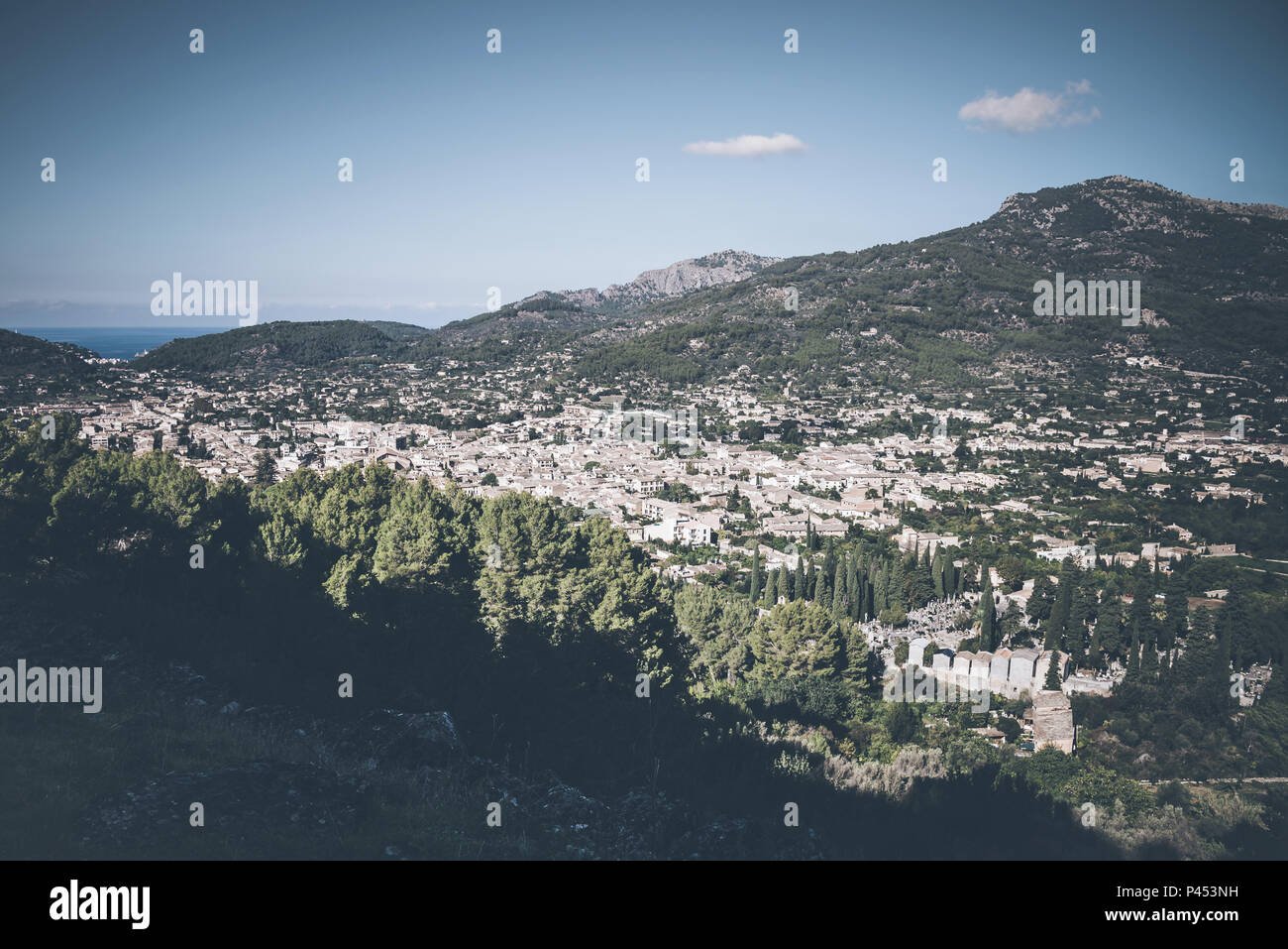 Angolo di alta vista della cittadina di Soller, Mallorca Foto Stock