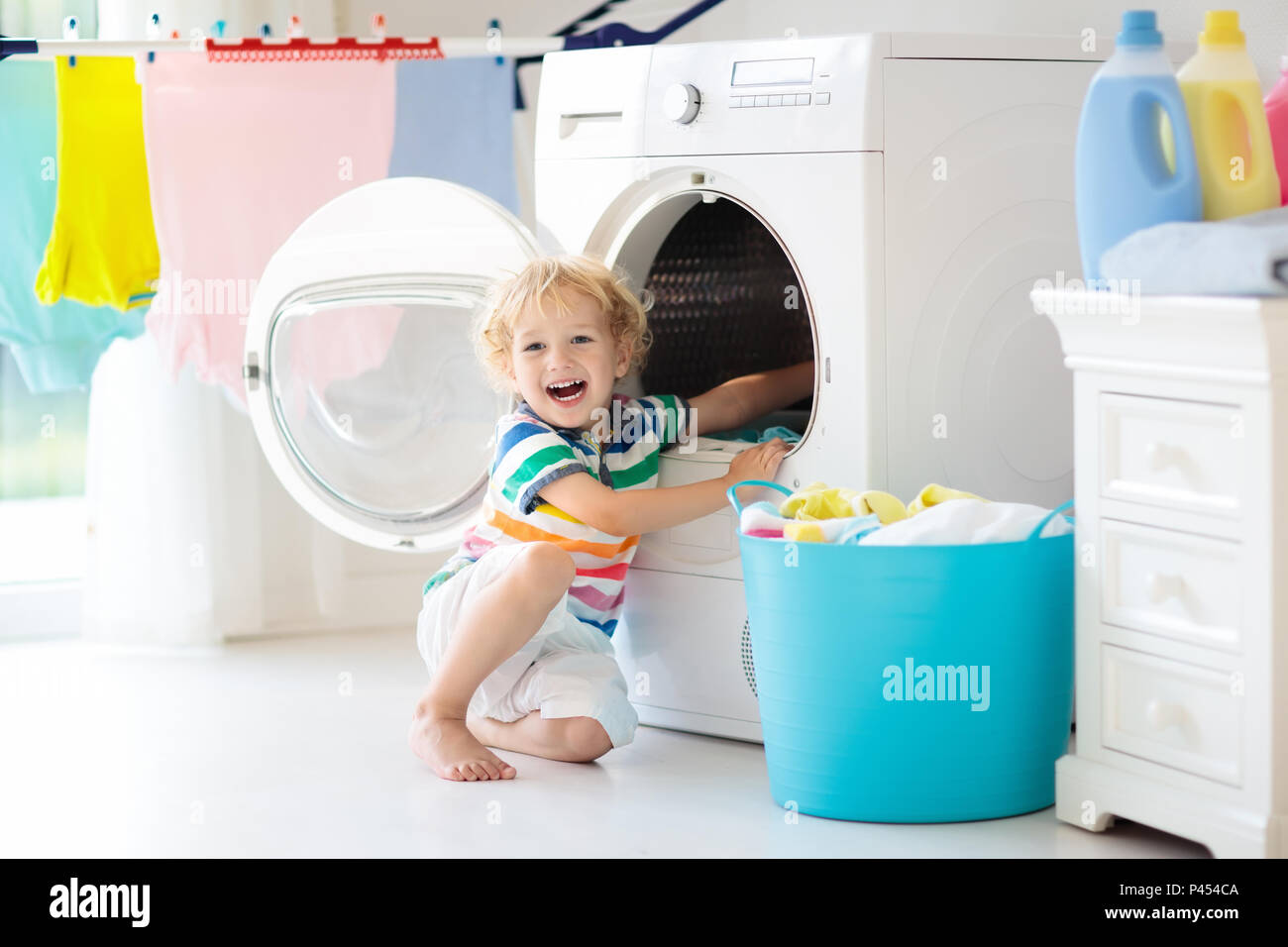Bambini in stanza lavanderia con lavatrice o asciugatrice. Kid aiutando con  faccende familiari. Moderni dispositivi domestici e di detersivo di  lavaggio in bianco su Foto stock - Alamy