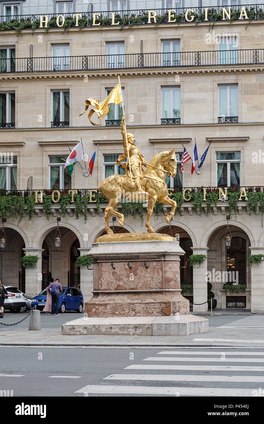 Parigi, Francia - 08 August, 2017: una di bronzo dorato scultura equestre di Giovanna d'arco da Emmanuel Frémiet nella Place des Pyramides a Parigi Foto Stock