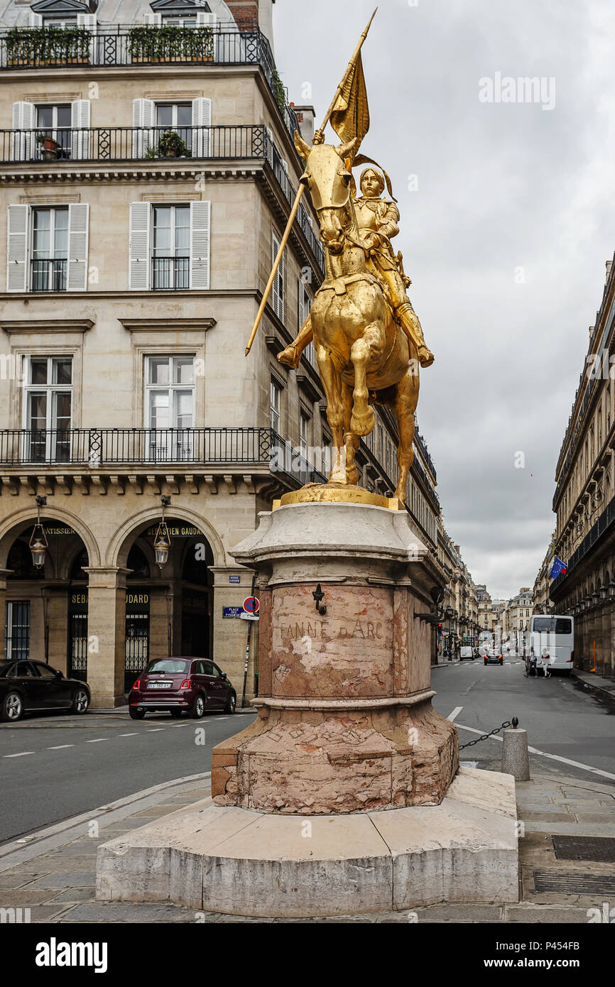 Parigi, Francia - 08 August, 2017: una di bronzo dorato scultura equestre di Giovanna d'arco da Emmanuel Frémiet nella Place des Pyramides a Parigi Foto Stock