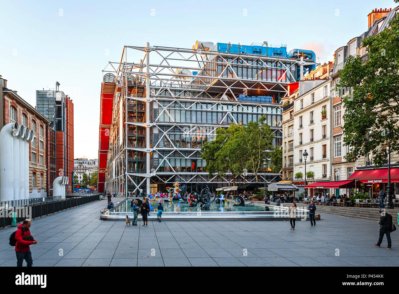 Parigi, Francia - 09 August, 2017: Fontana Stravinsky e Centre Georges Pompidou Foto Stock