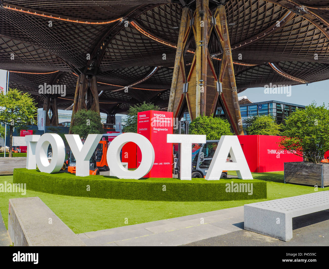 Hannover, Germania - Aprile 2018: stand di grandi dimensioni dalla Toyota movimentazione del materiale al CeMAT 2018 Foto Stock