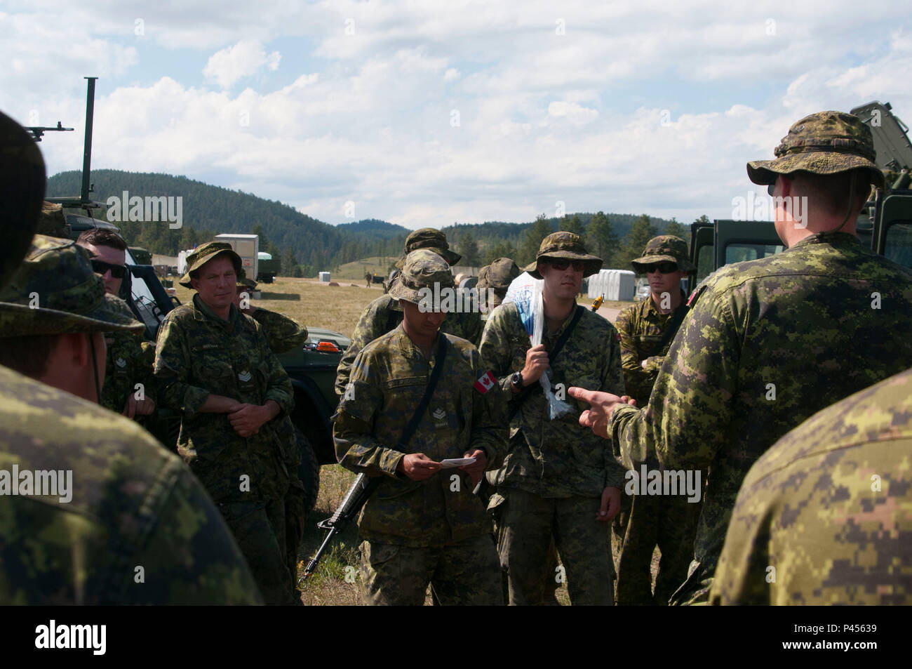 Soldati canadesi del Re del proprio reggimento di Calgary, esercito canadese, ricevere un orientamento breve durante il Golden Coyote a inoltrare una base operativa Custer, S.D., 12 giugno 2016. Il Golden Coyote è un esercizio a tre-fase, scenario di esercizio di condotta condotta in Black Hills del Sud Dakota e Wyoming, quali comandanti permette di concentrarsi sulla missione requisiti essenziali per lo svolgimento delle attività e le attività del guerriero e punte di battaglia. (U.S. Esercito foto di Spc. Robert West /rilasciato) Foto Stock