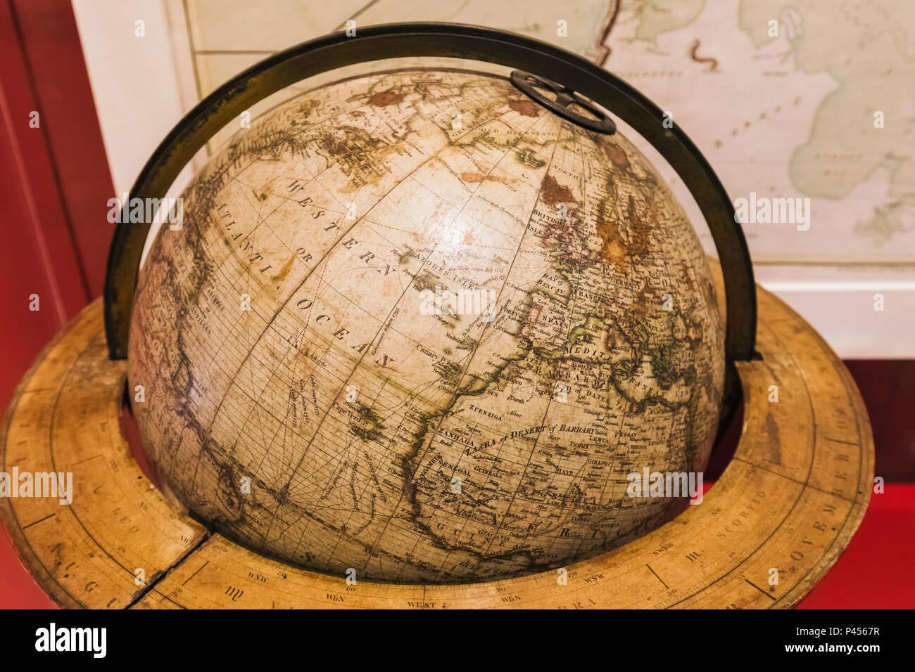 Gran Bretagna, Scozia, Edimburgo, il Museo Nazionale di Scozia, presentano del globo terrestre datata 1804 e mappa di navigazione datata 1770 Foto Stock