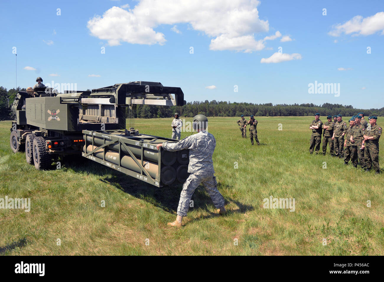 Soldati del 5° Battaglione, 113Campo reggimento di artiglieria (High Mobility Artillery Rocket System), dimostrare le operazioni della M142 HIMARS ai soldati polacchi a Jaworze Area Formazione, Polonia, durante l'esercizio Anakonda 16 Giugno 5, 2016. Un16 è un cittadino polacco di esercizio che cerca di treno, esercizio e integrare nazionale polacca di strutture di comando e delle forze in un Allied, comune e ambiente multinazionale. (U.S. Esercito nazionale Guard foto di Sgt. 1. Classe Robert Jordan, North Carolina National Guard per Affari pubblici/rilasciato) Foto Stock