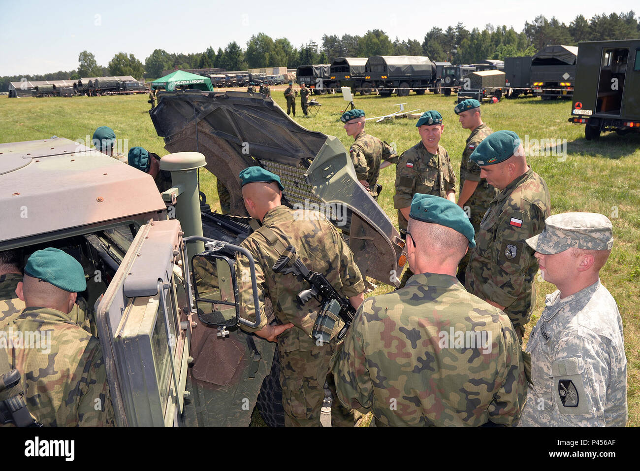 Un blindato Humvee assegnati al 5° Battaglione, 113Campo reggimento di artiglieria (High Mobility Artillery Rocket System), è esaminato dal soldato polacco a Jaworze Area Formazione, Polonia, durante l'esercizio Anakonda 16 Giugno 5, 2016. Un16 è un cittadino polacco di esercizio che cerca di treno, esercizio e integrare nazionale polacca di strutture di comando e delle forze in un Allied, comune e ambiente multinazionale. (U.S. Esercito nazionale Guard foto di Sgt. 1. Classe Robert Jordan, North Carolina National Guard per Affari pubblici/rilasciato) Foto Stock