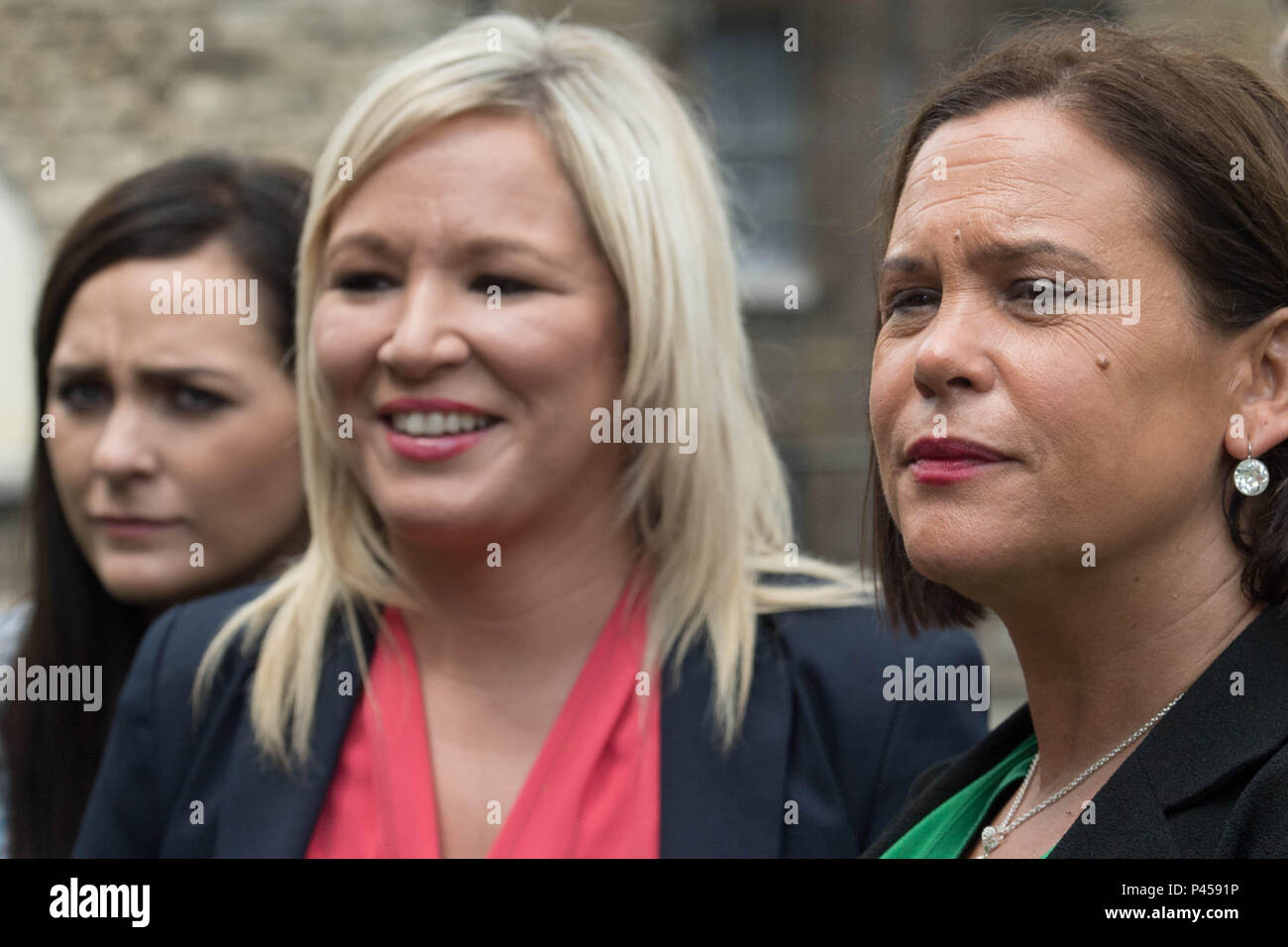 Sinn Fein Michelle O'Neil e Mary Lou McDonald al di fuori del Palazzo di Westminster mentre a Londra dove essi sono dovuti a incontrare il Primo Ministro Theresa Maggio per colloqui. Foto Stock