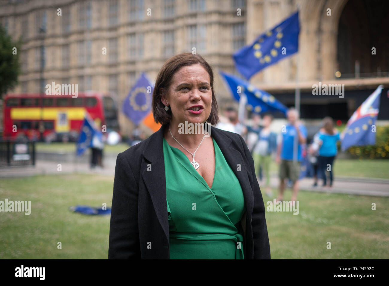 Sinn Fein di Mary Lou McDonald al di fuori del Palazzo di Westminster mentre a Londra dove ella è dovuta a incontrare il Primo Ministro Theresa Maggio per colloqui. Foto Stock