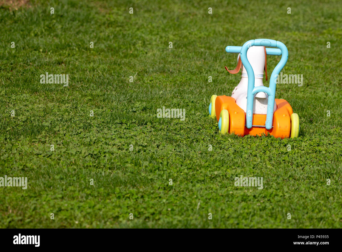 Toy carrello su erba, abbandonato giocattolo, gioco da ragazzi Foto Stock